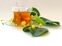 : содержащиеся в чае полифенолы защищают от сердечных приступов и мозговых инсультов, поэтому людям, подверженным риску этого недуга, рекомендуется пить зеленый и белый чай (самый богатый этими соединениями)