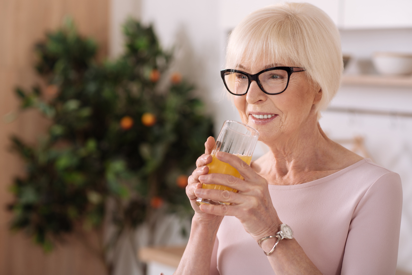 Витамины для пожилых людей, поставляемые в пищу или дополненные в виде специальных препаратов для укрепления организма пожилых людей, являются отличным способом замедления естественных процессов старения