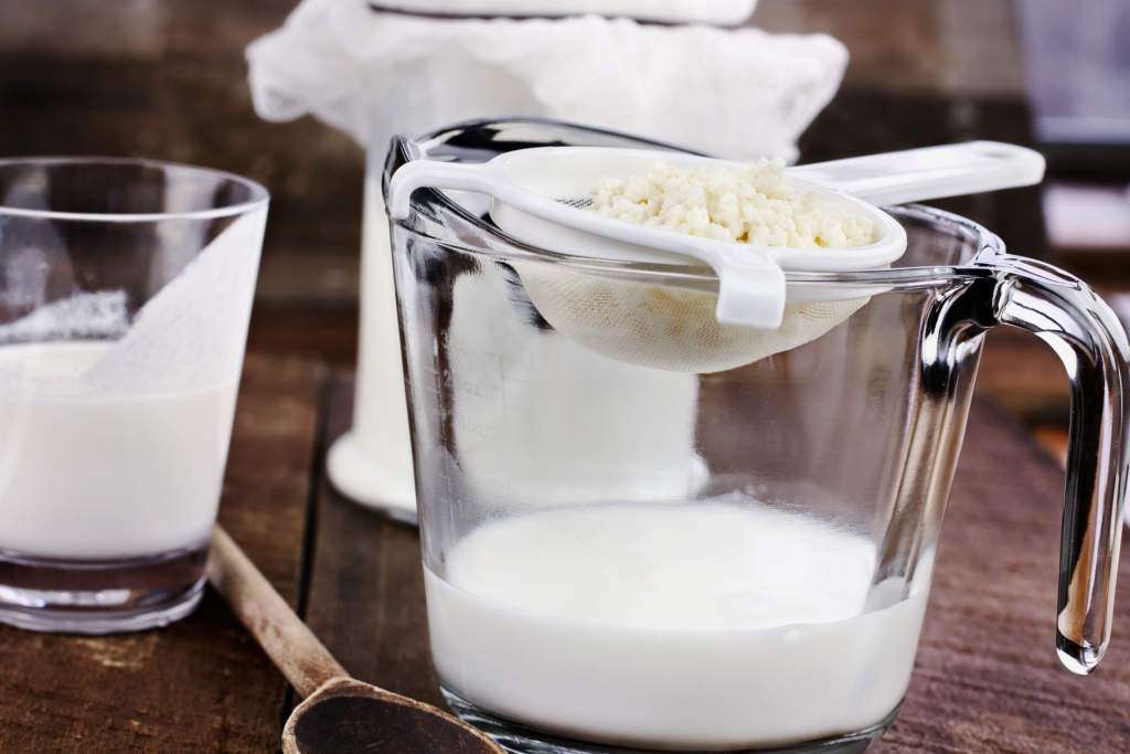 Мы представляем рецепт домашнего кефира из животного молока и его веганский вариант из растительного молока