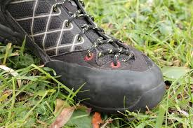 Основная обувь для похода в Карпати- кроссовки или ботинки - обязательно со шнурком, с надежной прочной подошвой, хорошо, если они с широкими и глубокими протекторами